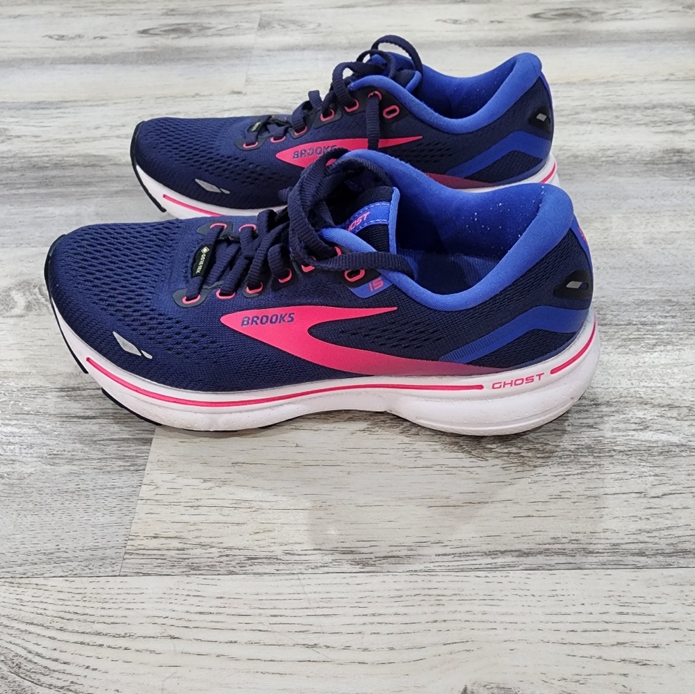 Brooks Blue and Pink Sneakers Sleek Athletic Design